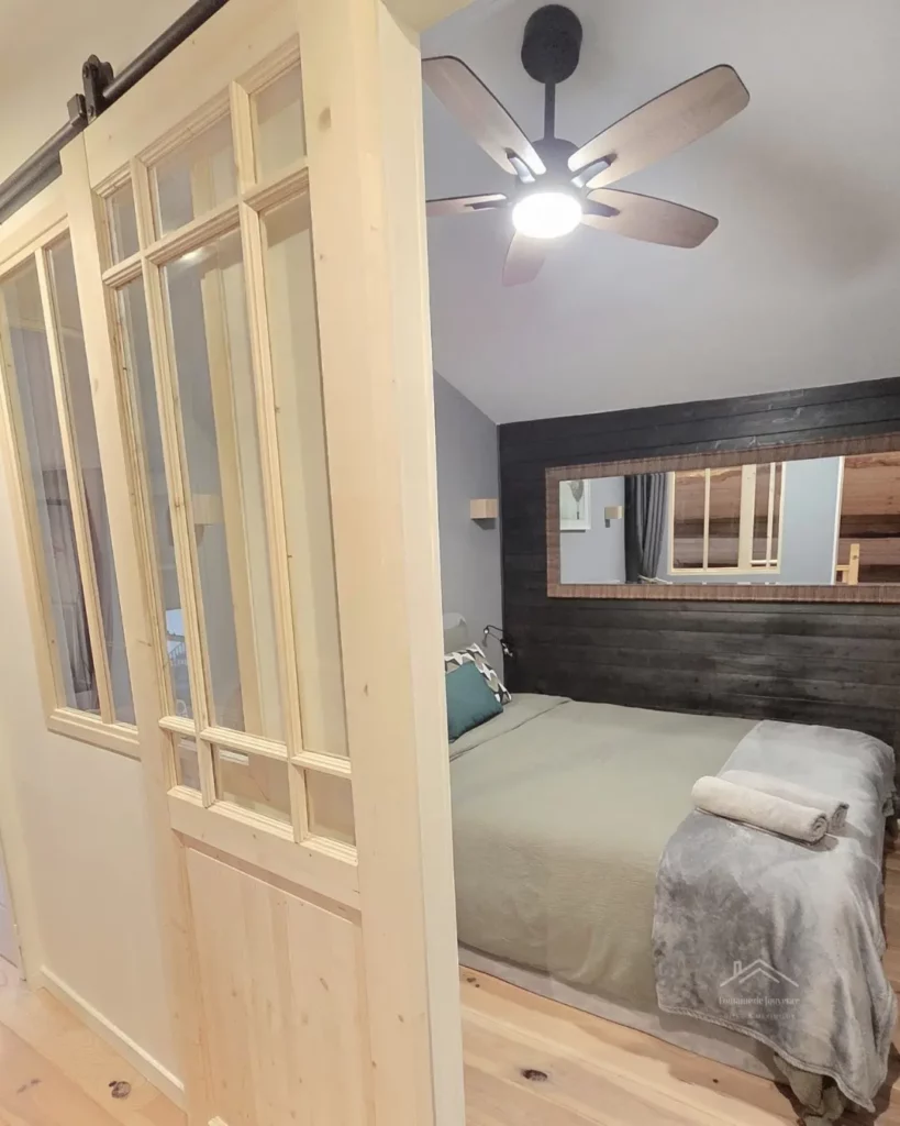 Chambre gîte Les Jouvencelles Meximieux avec verrière bois et décoration naturelle proche Lyon