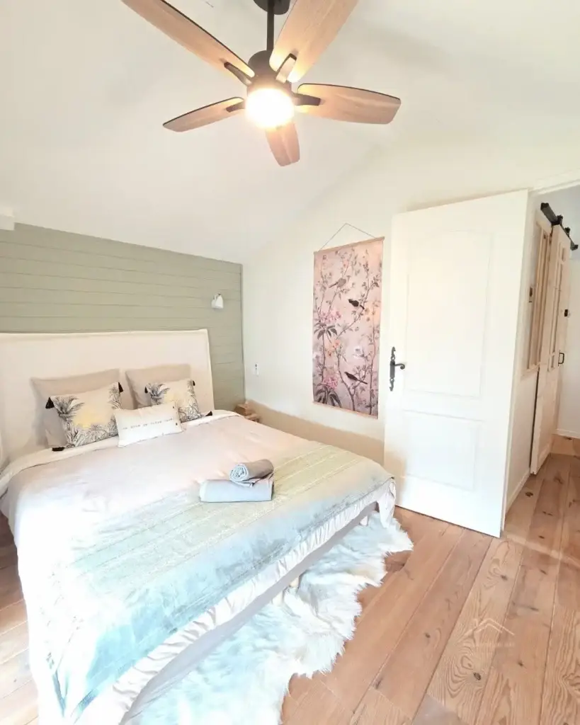 Chambre Chalet, élégante gîte à Meximieux avec parquet bois et ambiance chaleureuse proche Pérouges