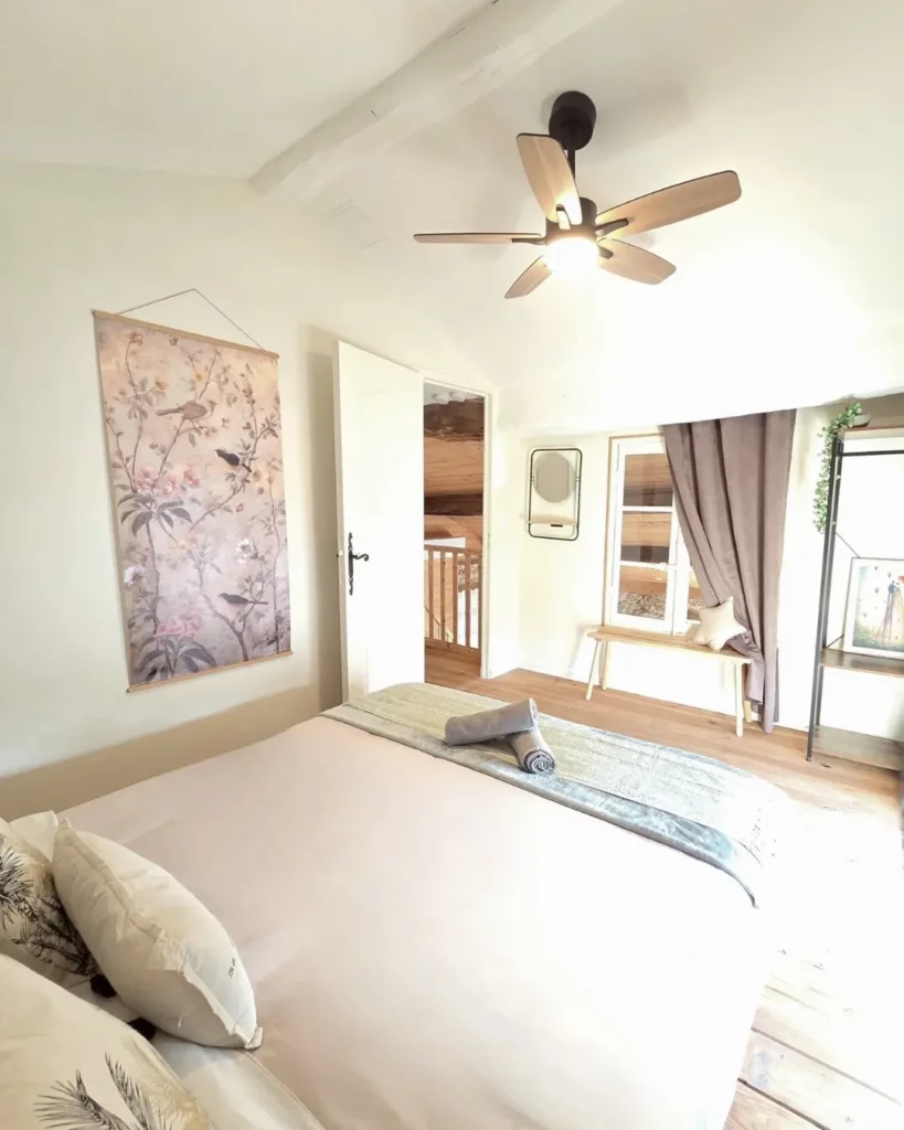 Chambre Chalet lumineuse gîte de charme dans l’Ain avec lit queen size et décoration végétale proche Lyon