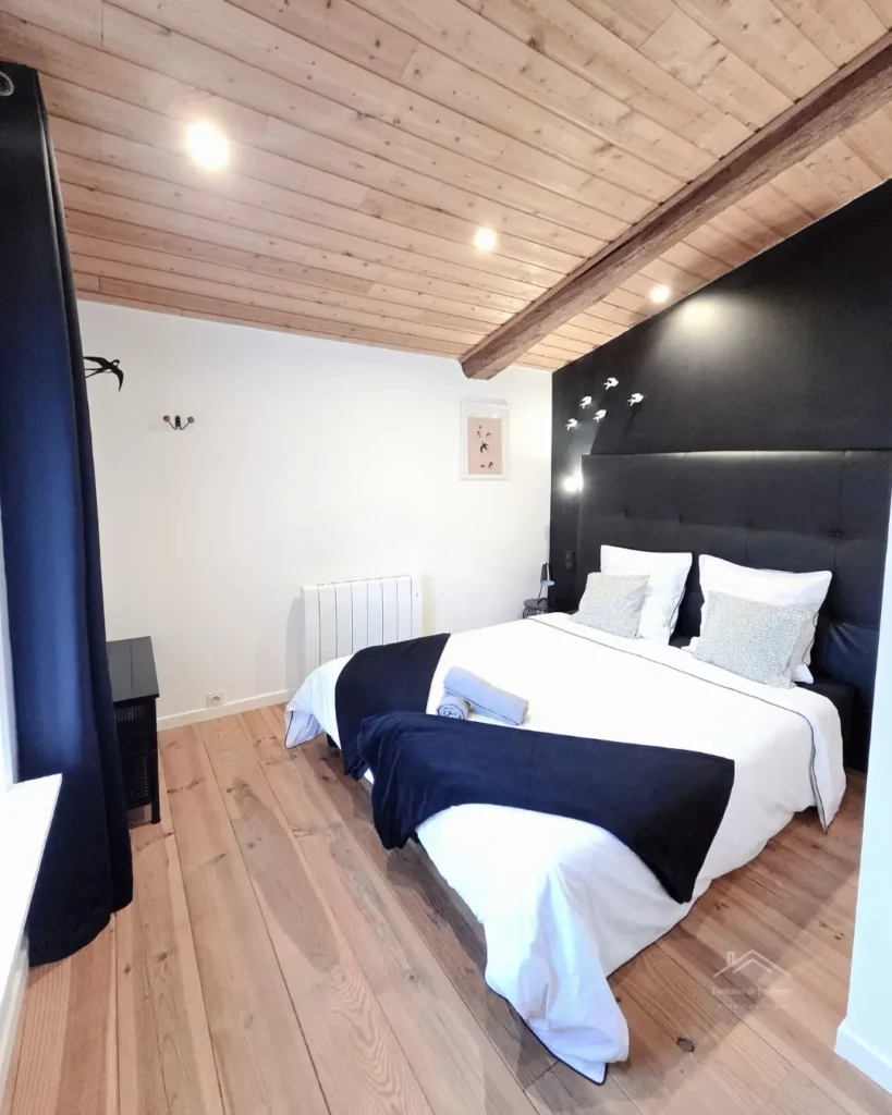Chambre Hirondelles cosy gîte proche Lyon avec décoration moderne et atmosphère chaleureuse