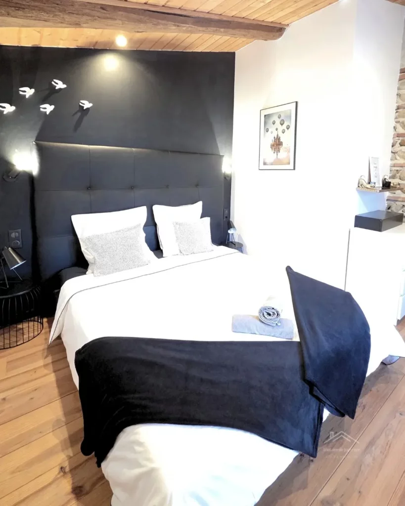 Chambre Hirondelle gîte Fontaine de Jouvence Meximieux idéale week-end ou déplacement professionnel