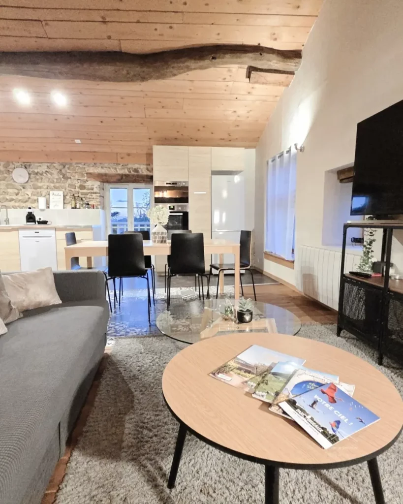 Pièce de vie gîte Ain avec salon confortable et salle à manger proche Lyon et Pérouges